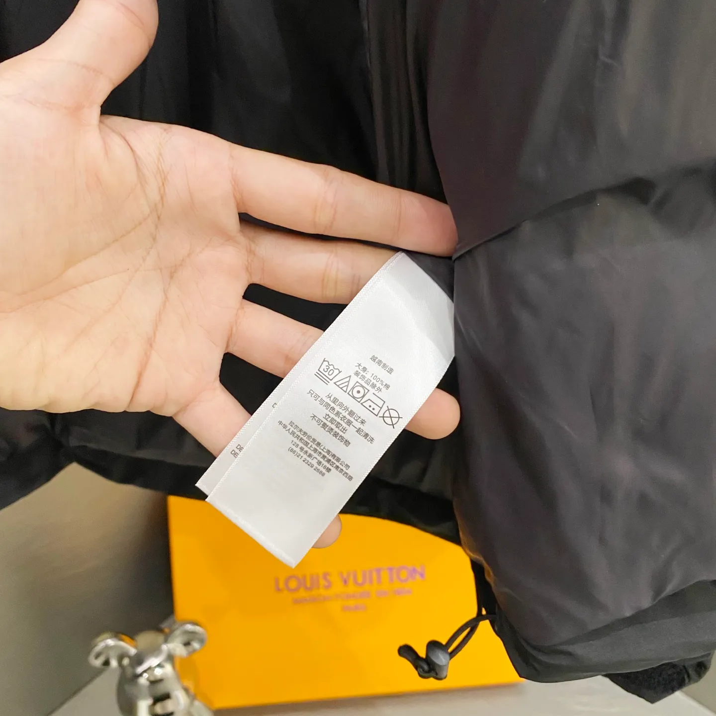P700 Ralph Lauren/Ralph Lauren classic style winter new bright leather black down jacket jacket with removable hood extra thick plus velvet down jacket windproof and waterproof couple model [top version sold with anti-counterfeiting buckle] Purchase the original mold to create a full set of customized accessories Details determine success or failure 1. Imported barudan/Behringer embroidery machine customized 10,000-needle electric embroidery uses imported No. 7 needle imported embroidery thread to ensure that each word is full, three-dimensional and clear. It can be called the most expensive embroidery logo 2. It is filled with national standard 80 white duck down and has better thermal insulation performance. It is light and not heavy and has good fluff recovery after compression. 3. The inner lining is made of nylon and has a double-layer sealing design that will not cause any velvet leakage. The adjustable hem with a built-in drawstring buckle can prevent wind and cold. Ralph Lauren comes from the United States and has a strong American flavor. There are two brands under the name of Ralph Lauren: Poloby Ralph Lauren and Ralph Lauren has created a sales field of high-quality fashion in the world, and continues to promote the reputation of designer Ralph Lauren and the glorious image of the Ralph Lauren brand. Accessories: Original tag, washed label + electroplated YK zipper logo, the same style for both men and women, a must-have winter style. Color: bright black, matte black, navy blue, size: M~XXL